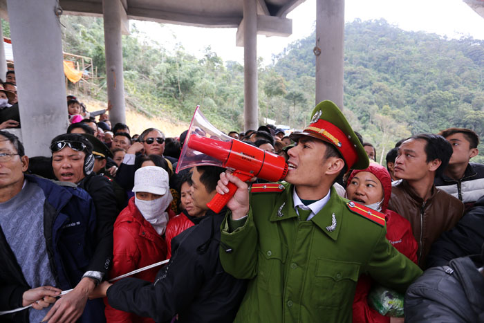 Khai hội chùa Ngọa Vân: Cáp treo mất điện, tắc nghẽn nhiều giờ - 16