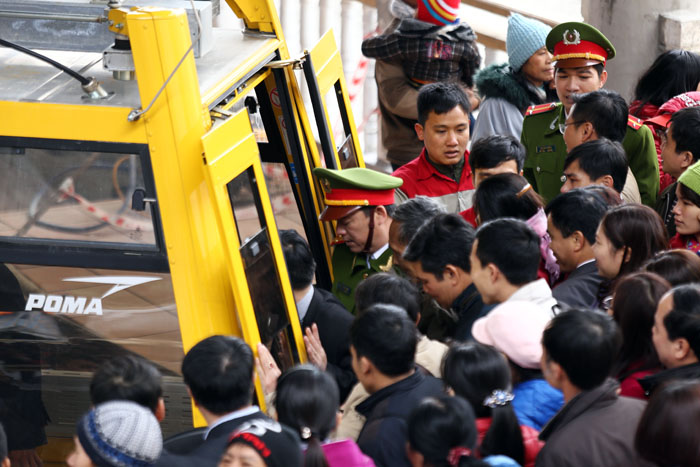 Khai hội chùa Ngọa Vân: Cáp treo mất điện, tắc nghẽn nhiều giờ - 17