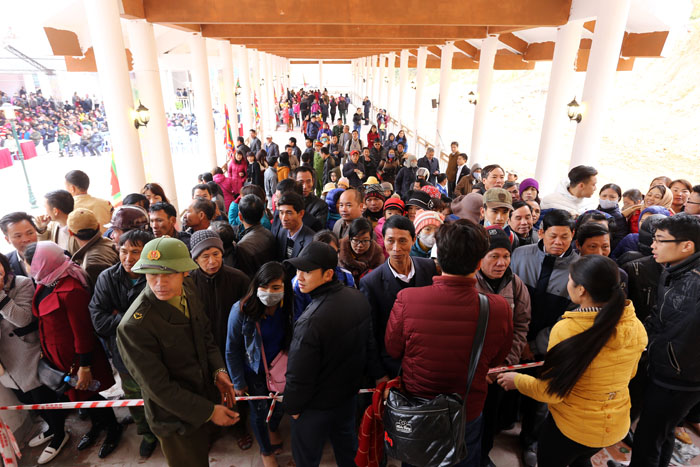 Khai hội chùa Ngọa Vân: Cáp treo mất điện, tắc nghẽn nhiều giờ - 2