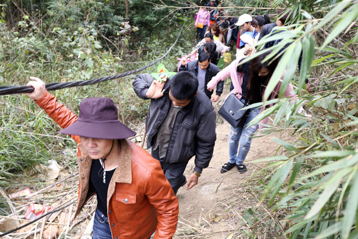 Khai hội chùa Ngọa Vân: Cáp treo mất điện, tắc nghẽn nhiều giờ - 4