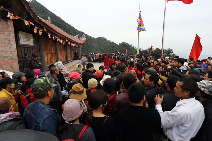 Khai hội chùa Ngọa Vân: Cáp treo mất điện, tắc nghẽn nhiều giờ - 5