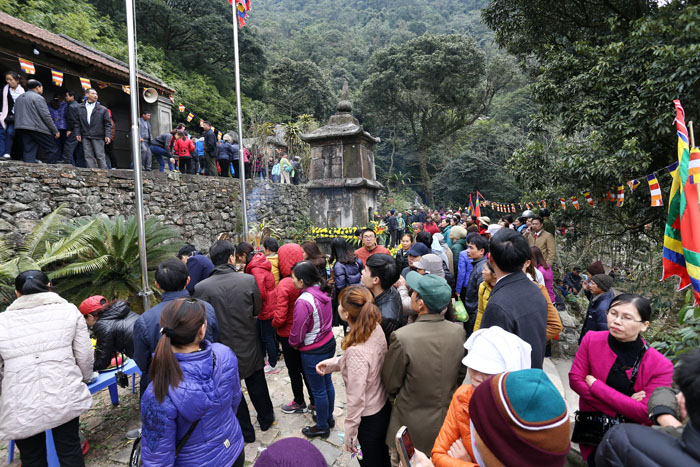 Khai hội chùa Ngọa Vân: Cáp treo mất điện, tắc nghẽn nhiều giờ - 6