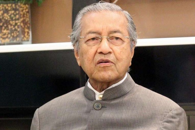 Cựu Thủ tướng Malaysia bị điều tra vì nói xấu trên mạng - 1
