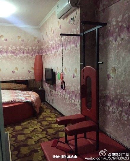 'Sốc' với khách sạn đầy dây xích, còng tay - 3