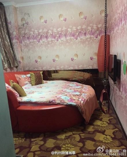 'Sốc' với khách sạn đầy dây xích, còng tay - 4