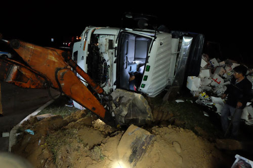 Hơn 1 giờ đào đất cứu lái xe kẹt trong xe tải bị lật - 1