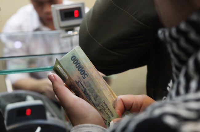 Người dân xếp hàng từ sáng sớm mua vàng cầu may - 7