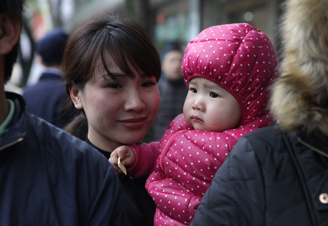 Người dân xếp hàng từ sáng sớm mua vàng cầu may - 4