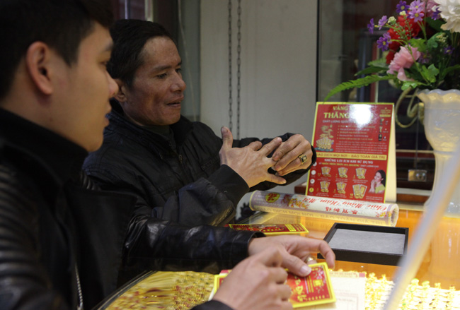 Người dân xếp hàng từ sáng sớm mua vàng cầu may - 8