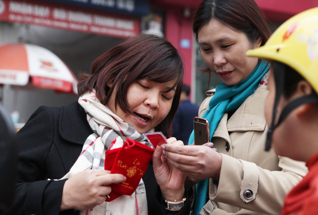 Người dân xếp hàng từ sáng sớm mua vàng cầu may - 15