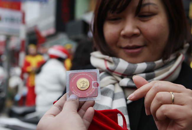 Người dân xếp hàng từ sáng sớm mua vàng cầu may - 14