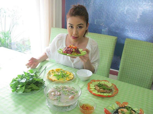 Facebook sao 17/2: Hà Hồ bị ví với 'thảm họa showbiz' - 4