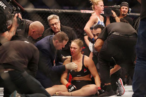 Tiết lộ: "Nữ hoàng UFC" Rousey suýt tự tử vì thua sốc - 1
