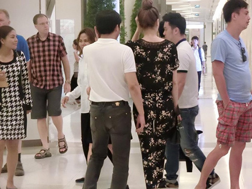 Facebook sao 17/2: Hà Hồ bị ví với 'thảm họa showbiz' - 2