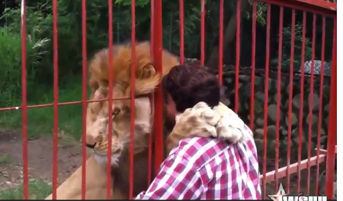 Clip: Chúa tể rừng xanh ôm hôn thắm thiết ân nhân - 2