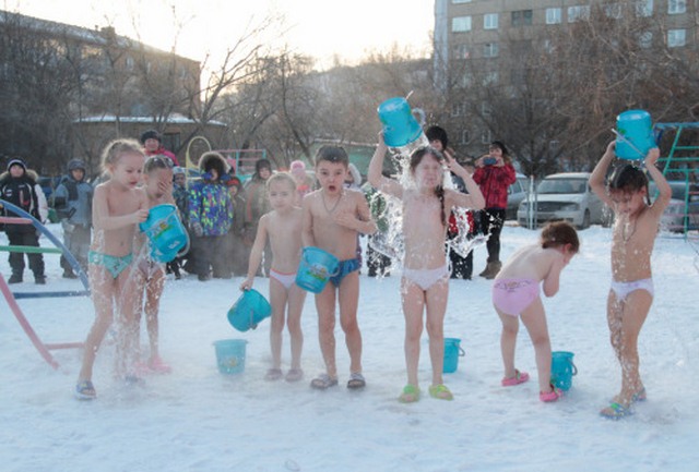 Nga: Trẻ em mẫu giáo tắm nước đá giữa trời băng giá - 1