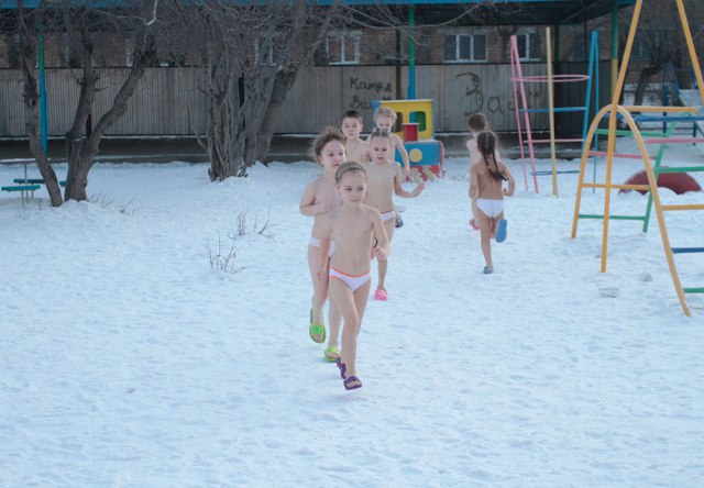 Nga: Trẻ em mẫu giáo tắm nước đá giữa trời băng giá - 2