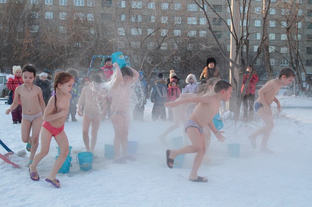 Nga: Trẻ em mẫu giáo tắm nước đá giữa trời băng giá - 3