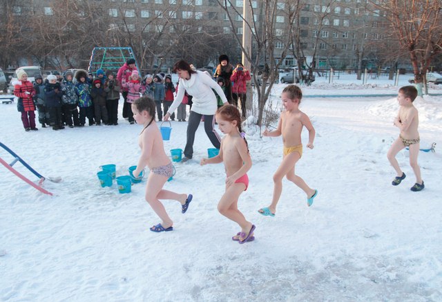 Nga: Trẻ em mẫu giáo tắm nước đá giữa trời băng giá - 6