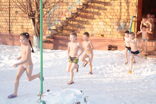 Nga: Trẻ em mẫu giáo tắm nước đá giữa trời băng giá - 4