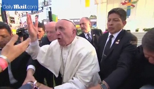 Giáo hoàng Francis nổi giận vì bị xô ngã - 1