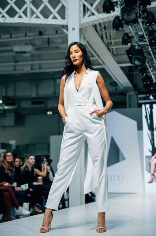 Hoàng Thùy liên tục trúng show trên sàn diễn nước Anh - 8