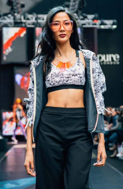 Hoàng Thùy liên tục trúng show trên sàn diễn nước Anh - 9