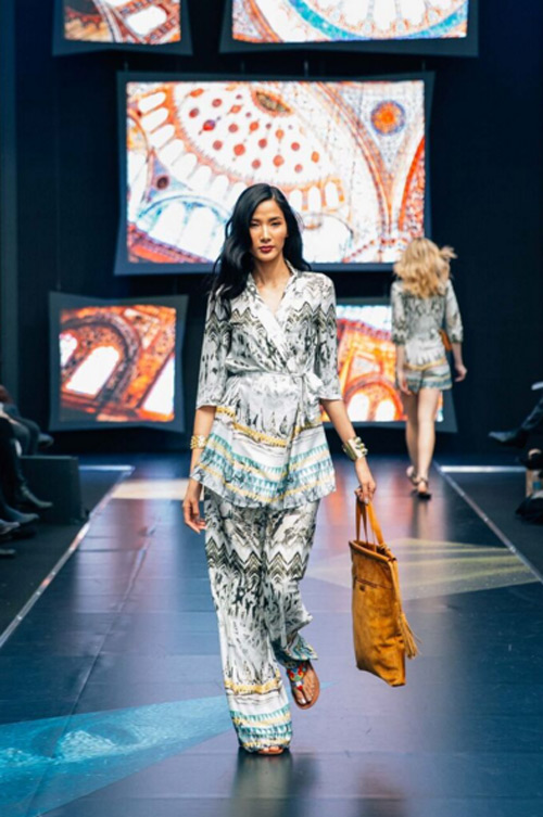 Hoàng Thùy liên tục trúng show trên sàn diễn nước Anh - 2