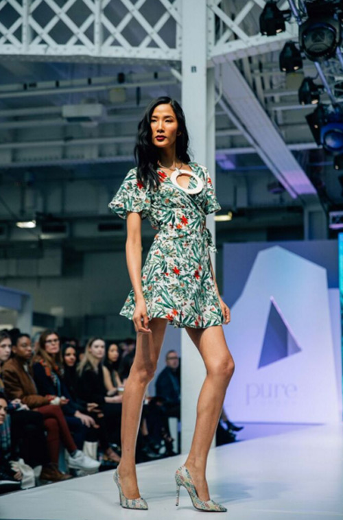 Hoàng Thùy liên tục trúng show trên sàn diễn nước Anh - 7