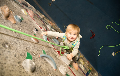 Kỳ lạ: Cô bé 2 tuổi leo tường trước khi biết đi - 1