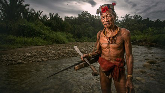 Bộ lạc Mentawai sống ẩn mình trên hòn đảo ngoài khơi Sumatra (Indonesia), được biết đến với tục lệ xăm mình vô cùng đặc biệt và tục trang trí nhà cửa bằng… đầu lâu.
