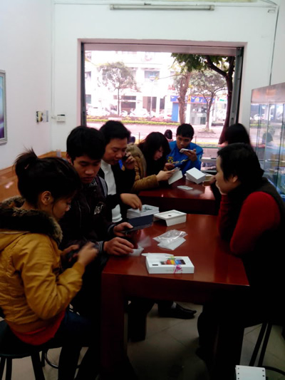 Nhà nhà “đập lợn” mua “ smartphone vạn người mê” - 1