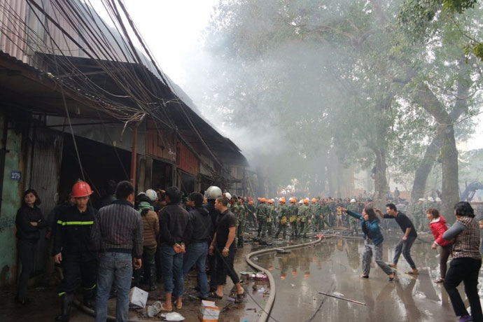 Hà Nội: Nhà dân bốc cháy, lửa lan sang 8 cửa hàng - 1