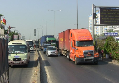 Bình ắc quy phát nổ, ô tô 16 chỗ bốc cháy - 2