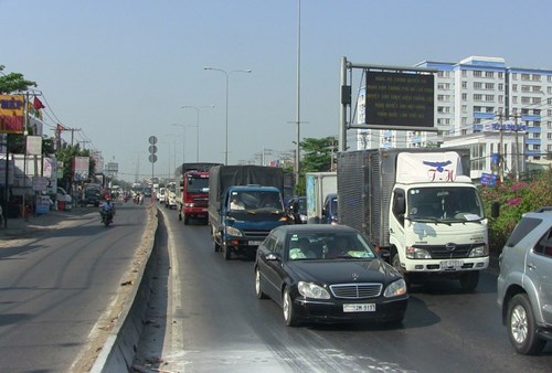 Bình ắc quy phát nổ, ô tô 16 chỗ bốc cháy - 3