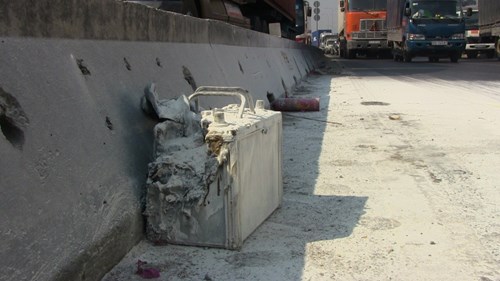 Bình ắc quy phát nổ, ô tô 16 chỗ bốc cháy - 4