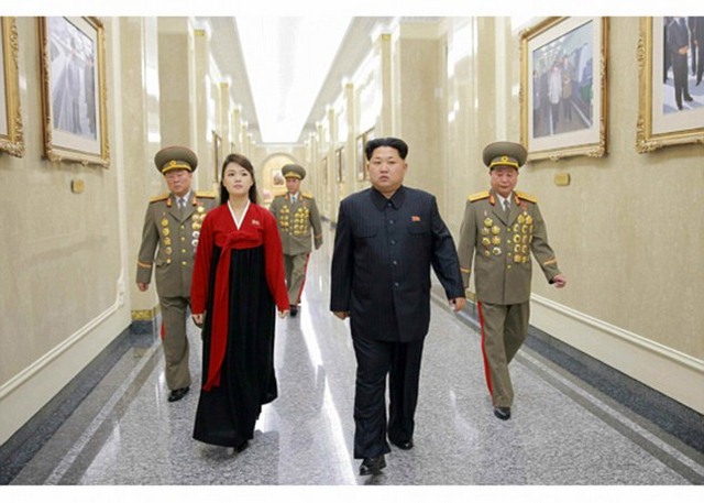 Ảnh Kim Jong-un đến thăm mộ cha bị nghi là giả - 1