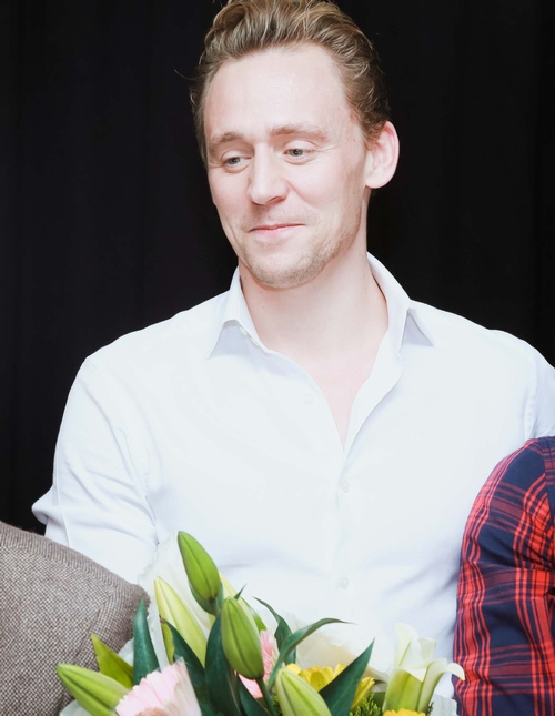Fan Việt "chết lặng" vì vẻ đẹp "Loki" Tom Hiddleston - 1