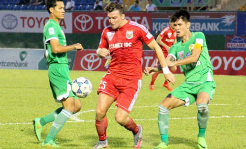 Cầu thủ V.League kêu trời vì quả bóng mới đến từ Thái Lan - 1