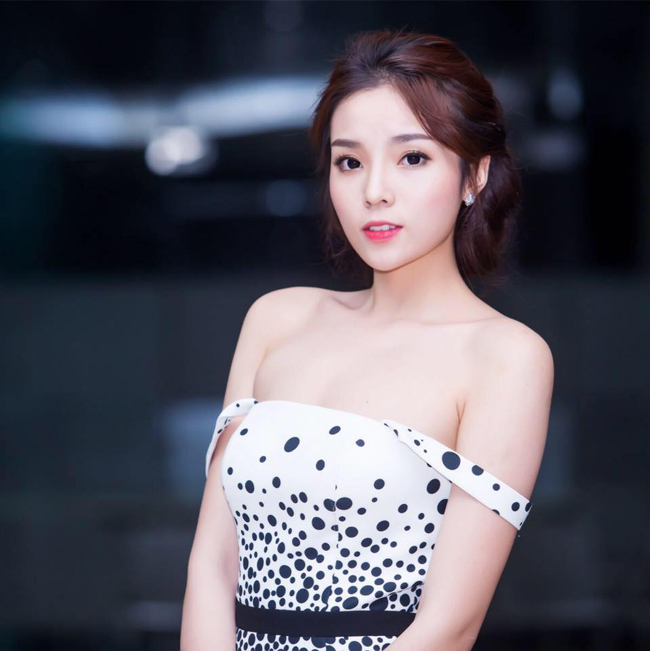 Hoa hậu Việt Nam 2014 – Nguyễn Cao Kỳ Duyên với lối trang điểm phủ sương Hàn Quốc rất nhẹ nhàng và tự nhiên khi đi sự kiện.