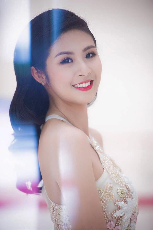 Hoa hậu Việt Nam 2010 – Ngọc Hân gây ấn tượng với đôi mắt long lanh và nụ cười rạng rỡ.