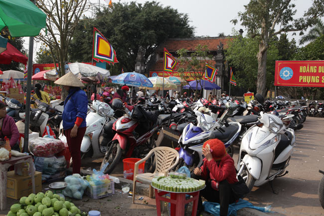 Chen nhau làm lễ trước giờ khai ấn đền Trần - 15