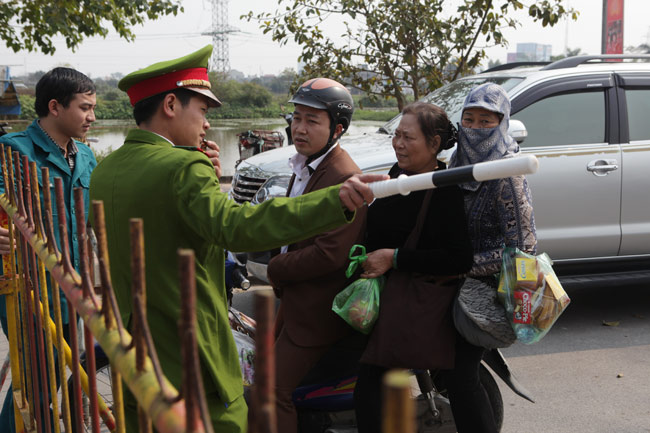 Chen nhau làm lễ trước giờ khai ấn đền Trần - 16