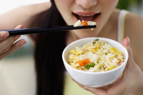 Sai lầm tai hại khi ăn cơm cần bỏ ngay! - 2