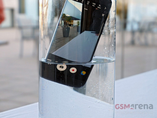 Video: Thử nghiệm tính năng chống nước của Samsung Galaxy S7 - 1