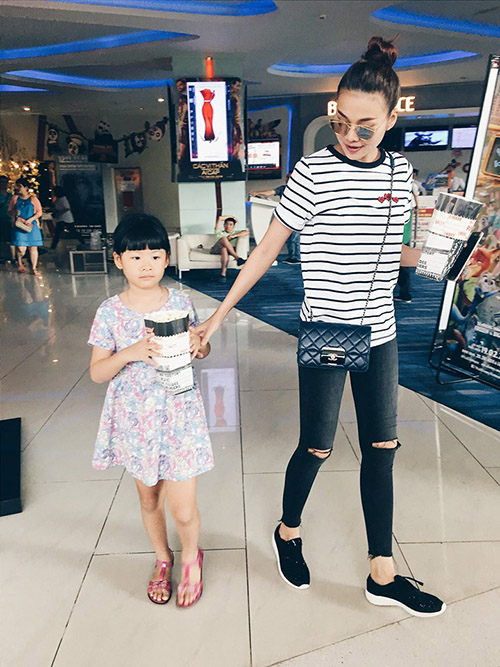 Facebook sao 22/2: Elly Trần khoe vòng eo đáng kinh ngạc - 7