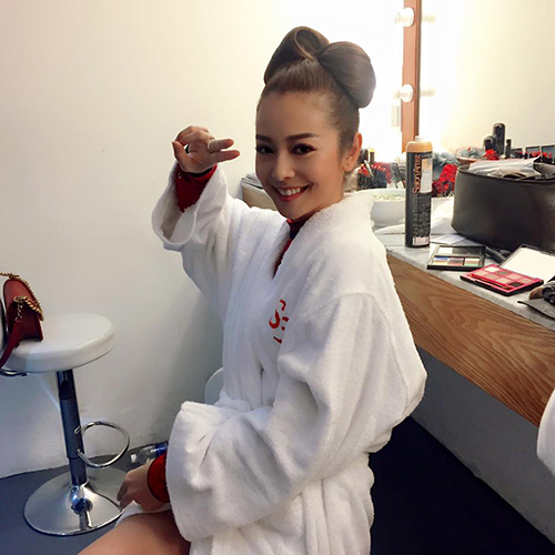 Facebook sao 22/2: Elly Trần khoe vòng eo đáng kinh ngạc - 12