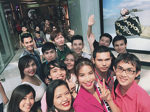 Facebook sao 22/2: Elly Trần khoe vòng eo đáng kinh ngạc - 13