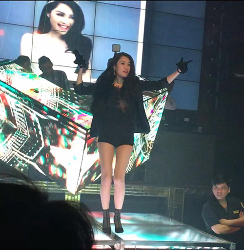 Facebook sao 22/2: Elly Trần khoe vòng eo đáng kinh ngạc - 5