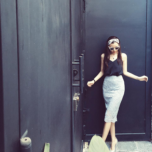 Facebook sao 22/2: Elly Trần khoe vòng eo đáng kinh ngạc - 9